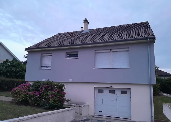 Pavillon 200m De La Сasa de vacaciones *